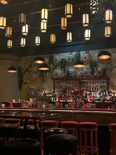 Le bar de CHI Saint-Laurent sous les lanternes